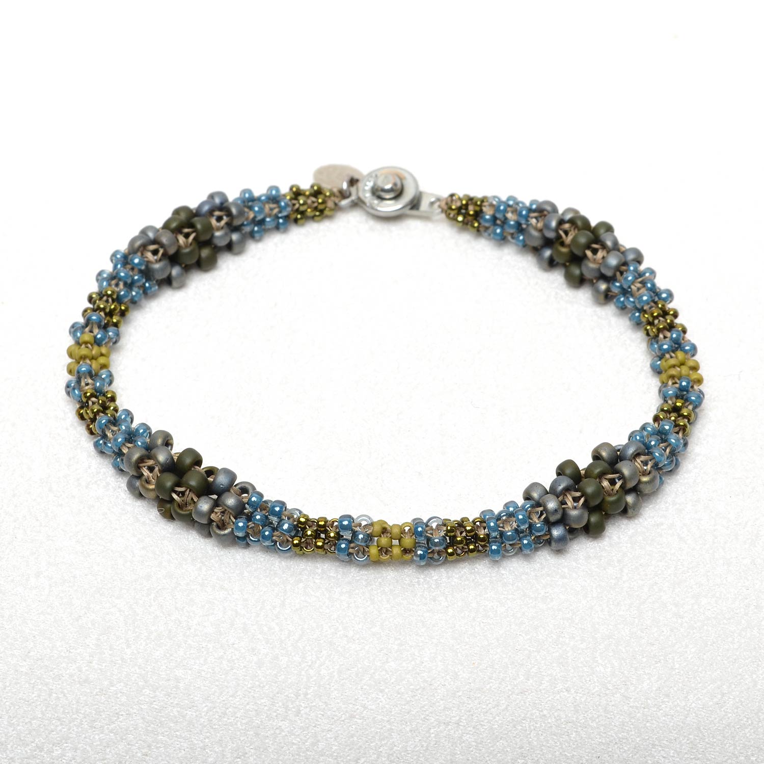 Perlenarmband - olivgrün-jeans